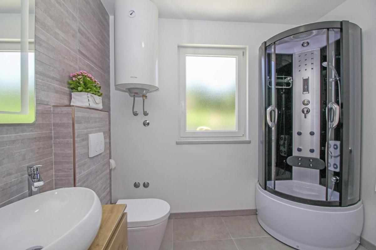 Natascha In Pamici - Haus Fuer 6 Personen Villa Žminj Exterior foto