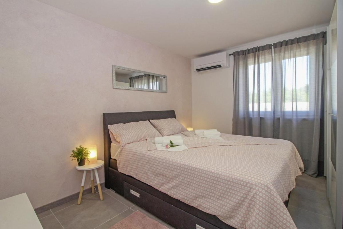 Natascha In Pamici - Haus Fuer 6 Personen Villa Žminj Exterior foto