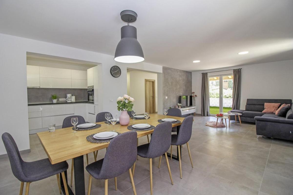 Natascha In Pamici - Haus Fuer 6 Personen Villa Žminj Exterior foto