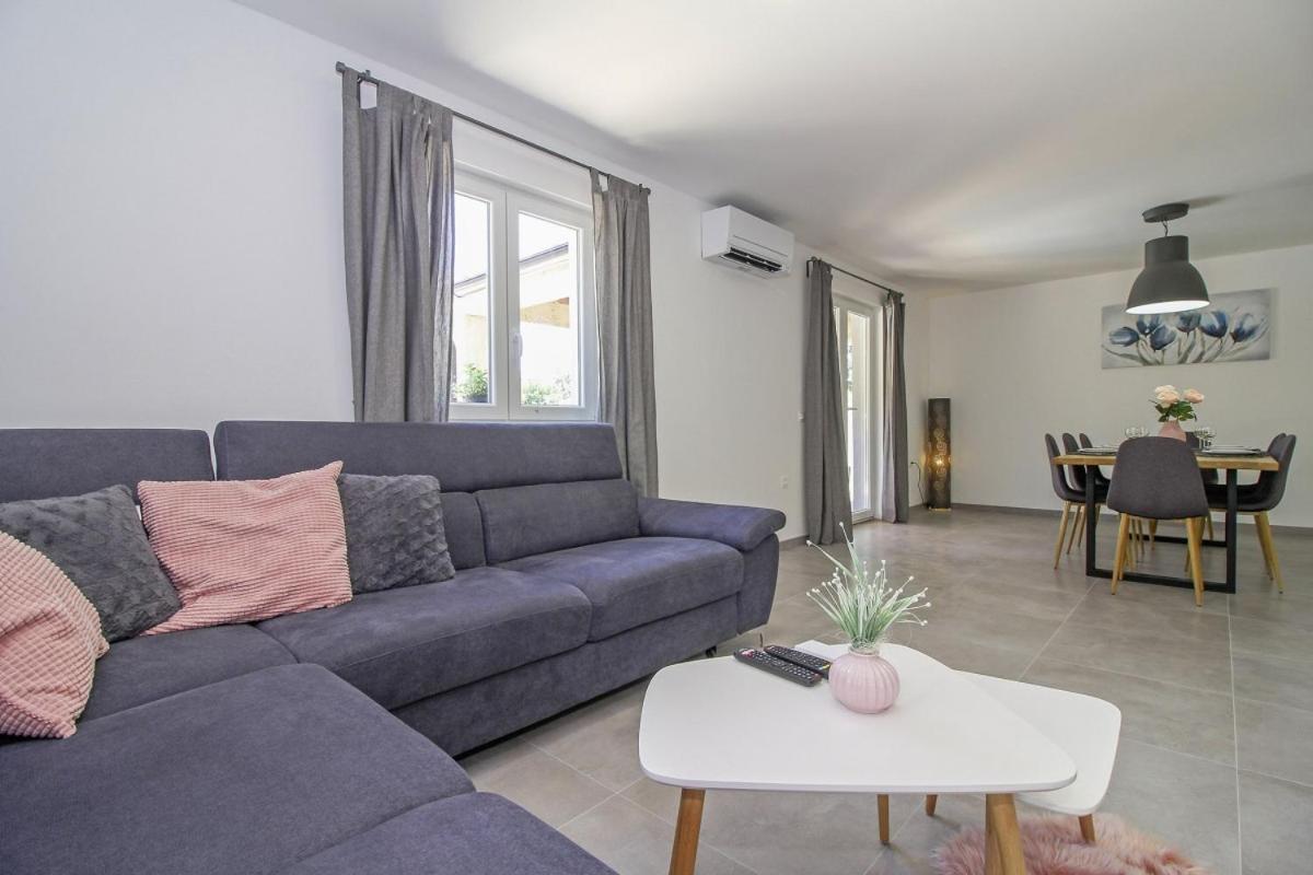 Natascha In Pamici - Haus Fuer 6 Personen Villa Žminj Exterior foto